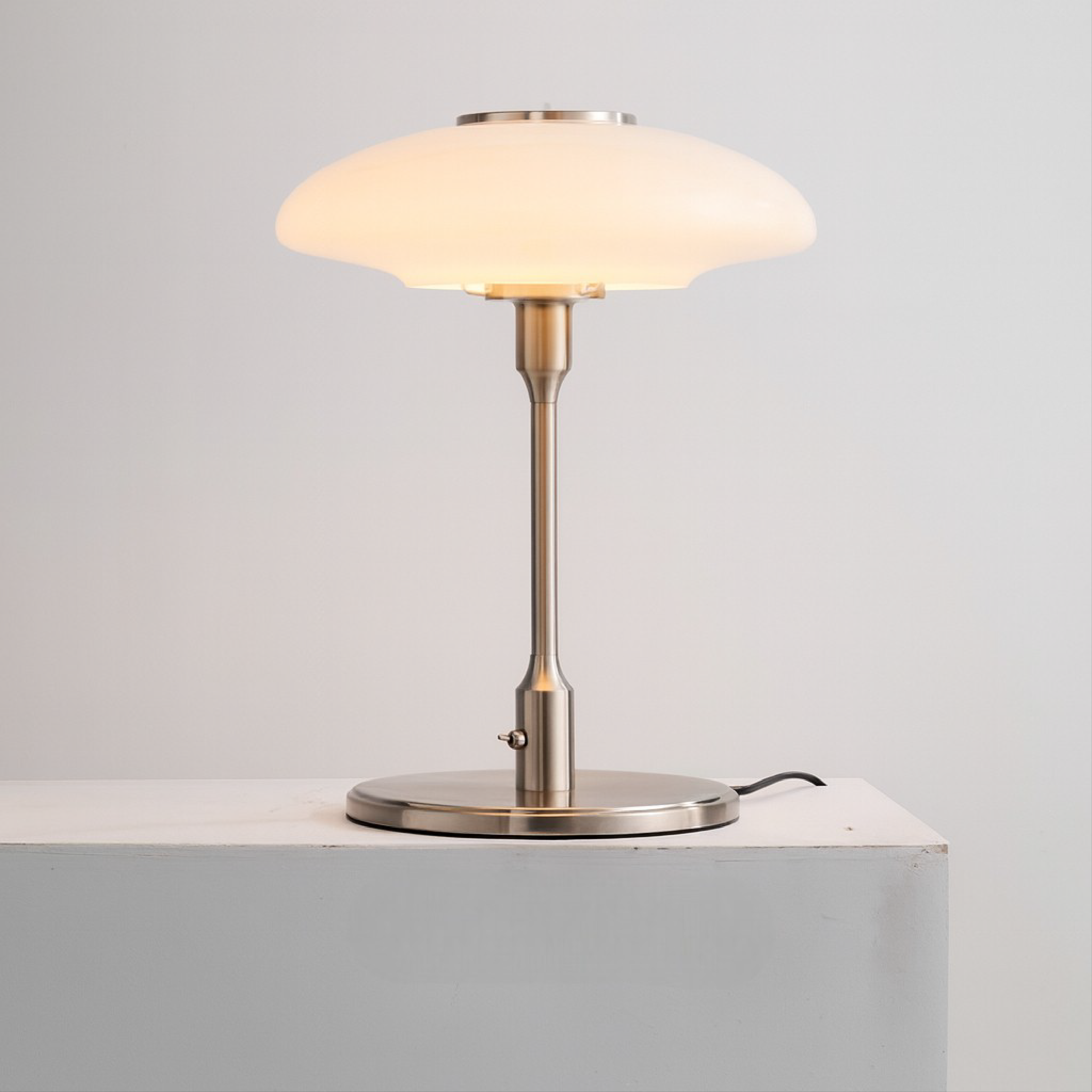 Lampe de table de designer suédois