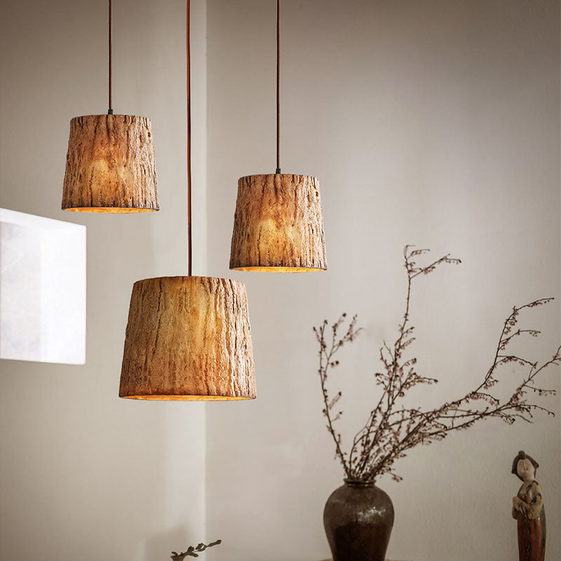 Lampe pendante en rondins de bois
