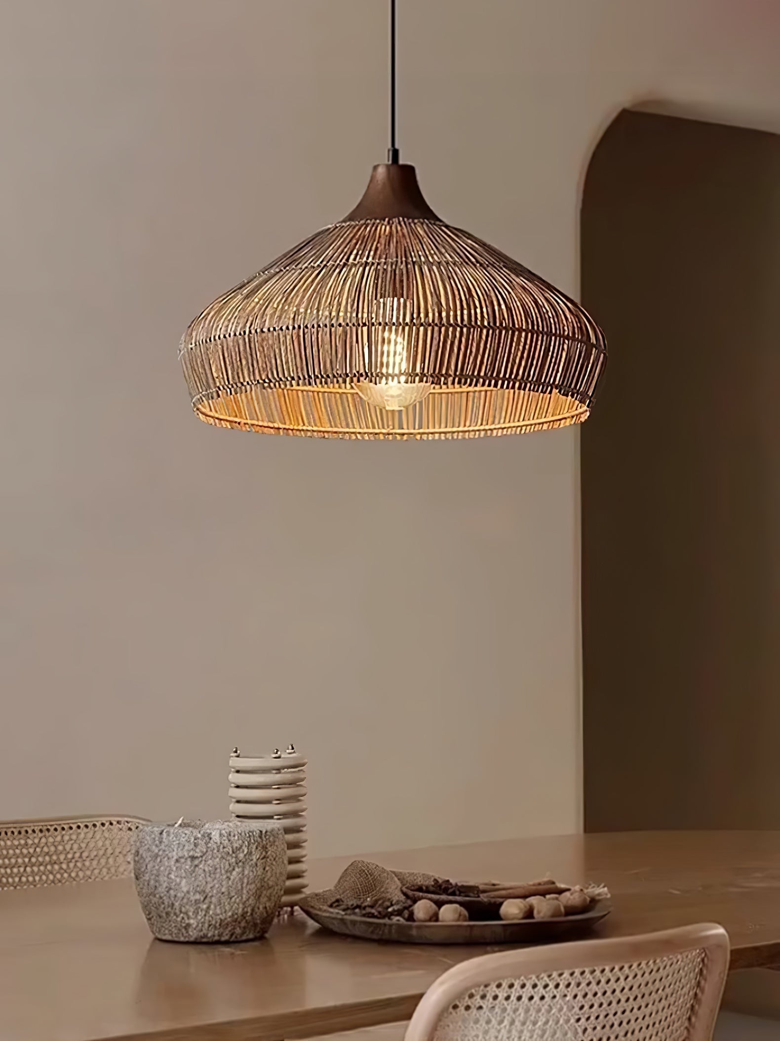 Lampe suspendue en osier et rotin