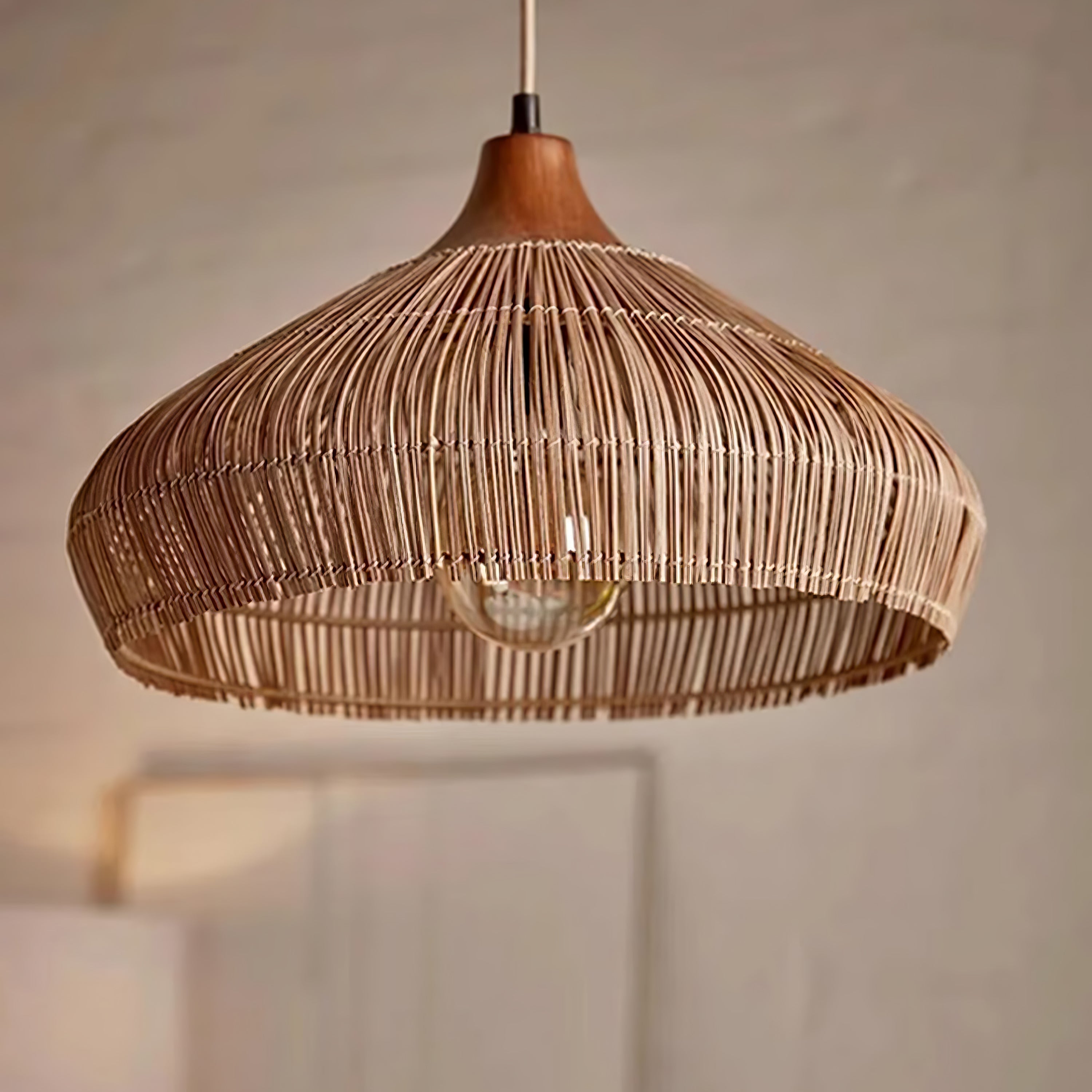 Lampe suspendue en osier et rotin